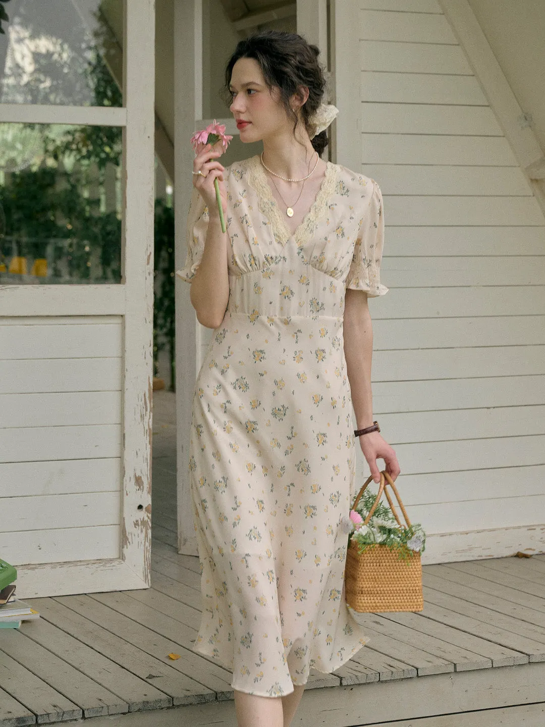 【Final Sale】Stormi Charming V-neck Lace Trimmed Floral Print Dress - Purple